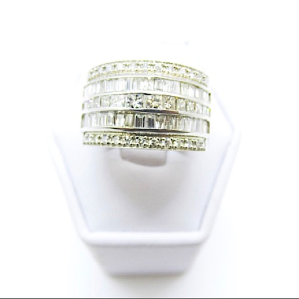Stunning 14k white gold diamond right hand ring